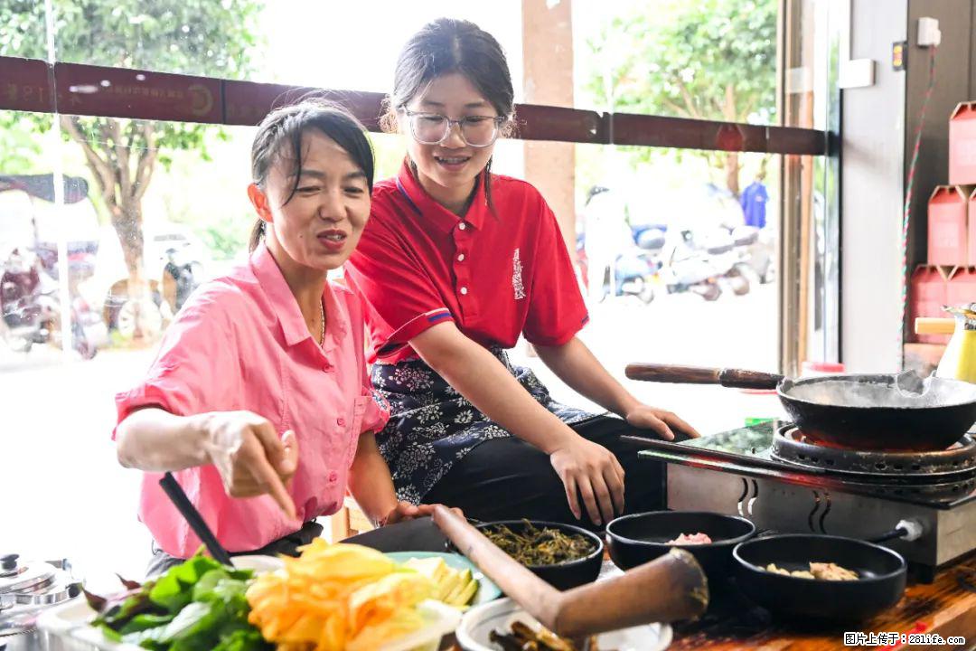 全网追的“扁担女孩”,找了一份暑假工,时薪12元 - 四平生活资讯 - 四平28生活网 sp.28life.com