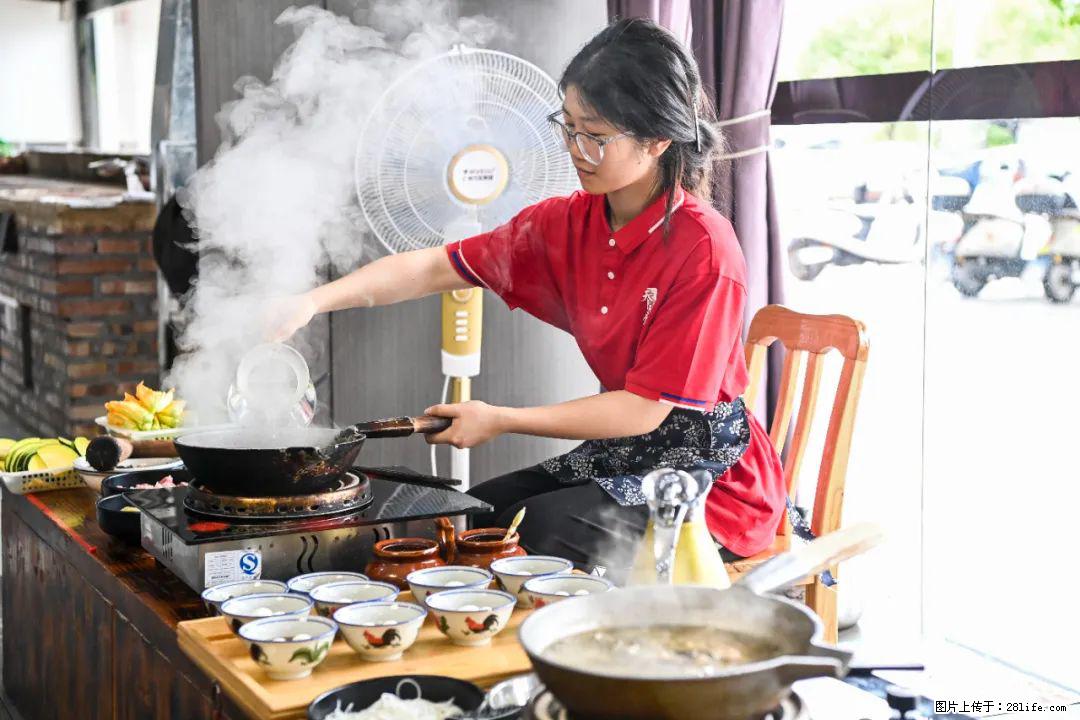 全网追的“扁担女孩”,找了一份暑假工,时薪12元 - 四平生活资讯 - 四平28生活网 sp.28life.com